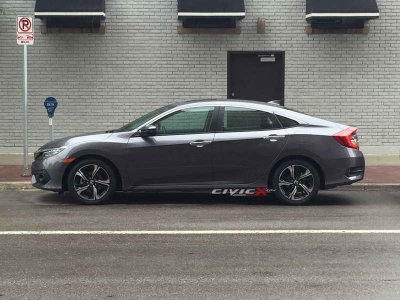 Седан Honda Civic 2016 модельного года попался на глаза