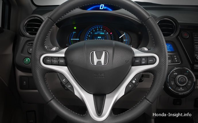 снять эмблему Хонда на руле